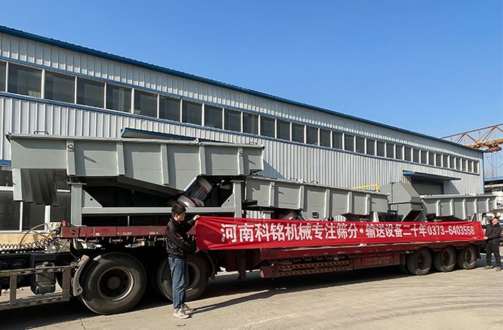 科銘機械1540-4s直線(xiàn)篩+ne15斗式提升機發(fā)往江蘇建材廠(chǎng)
